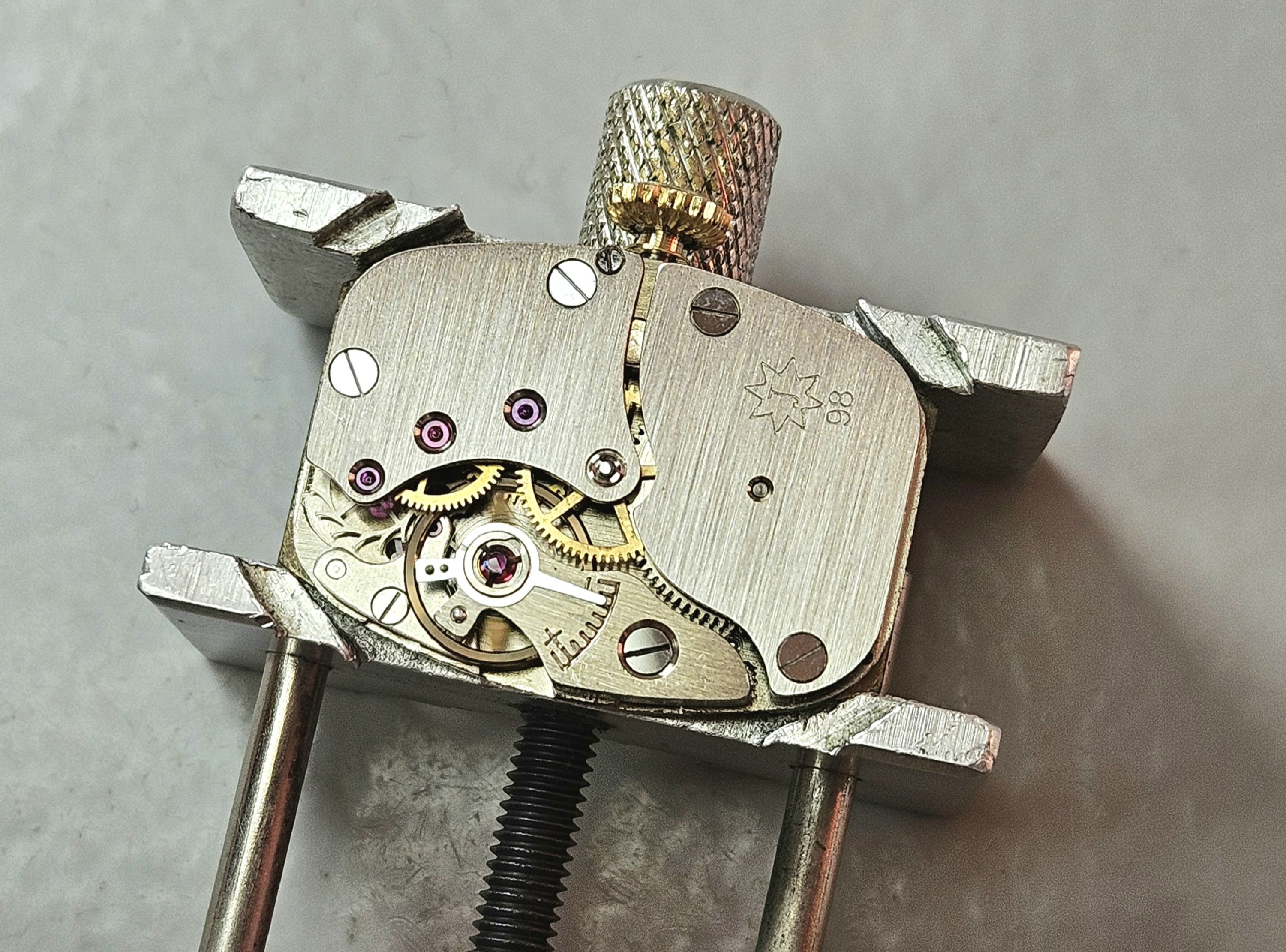 Junghans 15 Jewels NOS – Kaliber J98 REVISION (1952)